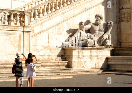 Italia, Roma, Campidoglio, Piazza del Campidoglio, turisti che fotografano la statua romana del Nilo Foto Stock