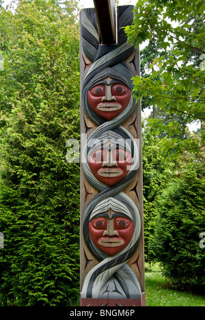 Intricate e riccamente intagliato prima delle Nazioni native design casa lungo il supporto in legno post Stanley Park a Vancouver BC Foto Stock