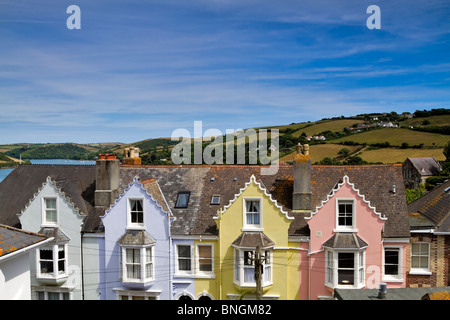 Coloratissima fila di case, Salcombe, Devon. Ripide strade di questa città di vacanze si affacciano Kingsbridge estuario e Portlemouth verso il basso. Foto Stock