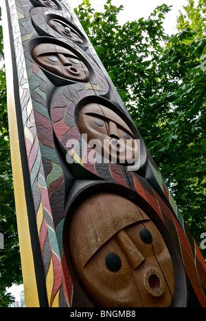 Intricate e riccamente intagliato prima delle Nazioni native design casa lungo il supporto in legno post Stanley Park a Vancouver BC Foto Stock