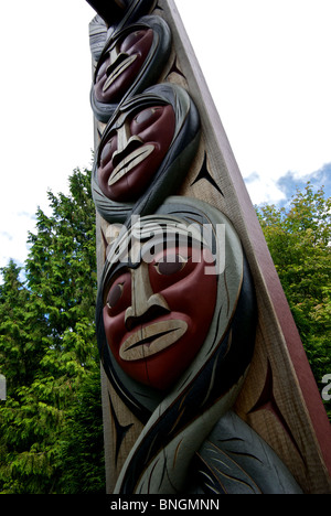 Intricate e riccamente intagliato prima delle Nazioni native design casa lungo il supporto in legno post Stanley Park a Vancouver BC Foto Stock