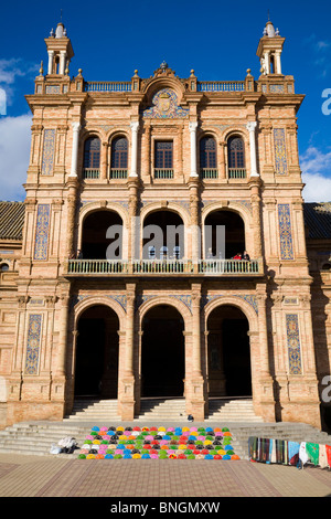 Tower con uffici a mezzaluna di Siviglia è la Plaza de España de Sevilla. Siviglia, Spagna. In una giornata di sole con cielo blu. Foto Stock