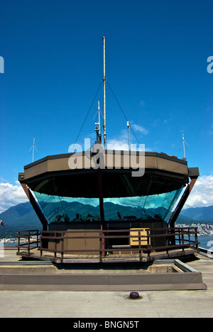 Controller in vetro racchiuso il porto di Vancouver la torre più alta del mondo del controllo del traffico aereo in cima al tetto del sole edificio della provincia Foto Stock