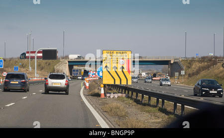 Il traffico su autostrada con opere stradali segno, England Regno Unito Foto Stock