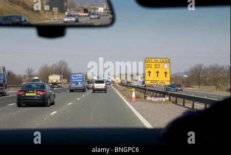 Il traffico su autostrada con opere stradali segno, England Regno Unito Foto Stock