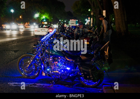 Un Modified Harley Davidson Moto con luci di notte. Foto Stock