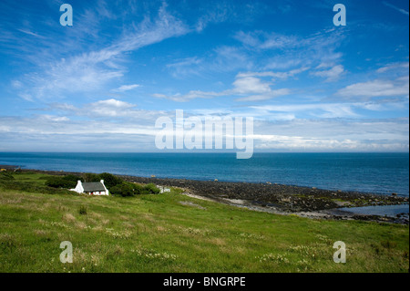 Cottage con il tetto di paglia sulla contea di Antrim coast. Foto Stock