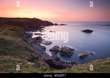 Lizard Point e Polpeor Cove all'alba, penisola di Lizard, Cornwall, Inghilterra. Molla (aprile) 2010 Foto Stock