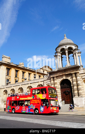 City Sightseeing Bus turistici al di fuori del Queens College di Oxford, England, Regno Unito Foto Stock