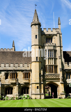 Fondatore della torre e il chiostro, il Magdalen College di Oxford, England, Regno Unito Foto Stock