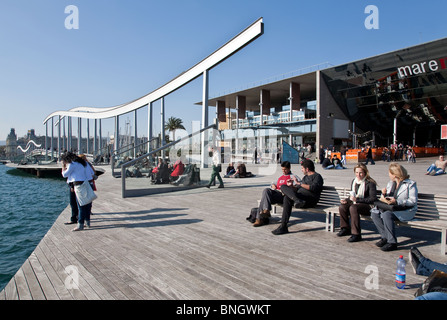 La gente di relax presso il lungomare. Moll de la Fusta. Barcellona. Spagna Foto Stock