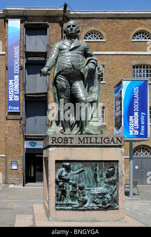 Statua di Robert Milligan presso il museo di Docklands di Londra sia legata alla storia di Londra sul Tamigi e la crescita dei Docklands in West India Docks Poplar REGNO UNITO Foto Stock