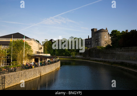 Castello di Kilkenny e Riverside Bar, Fiume Nore, città di Kilkenny, Irlanda Foto Stock