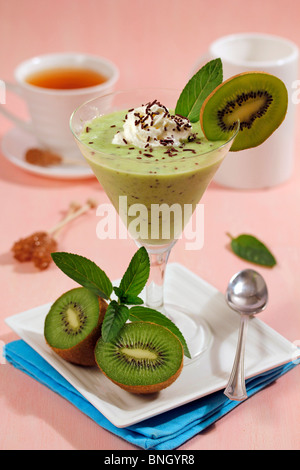 I kiwi frullato. Ricetta disponibile. Foto Stock