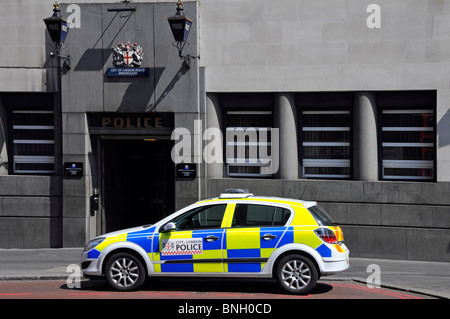 Auto della Polizia parcheggiato al di fuori della città di Londra Bishopsgate stazione di polizia con lampade blu e lo stemma di entrata sopra Foto Stock