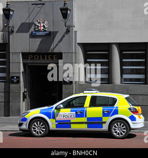 Auto della Polizia parcheggiato al di fuori della città di Londra Bishopsgate stazione di polizia con lampade blu e lo stemma di ingresso sopra England Regno Unito Foto Stock