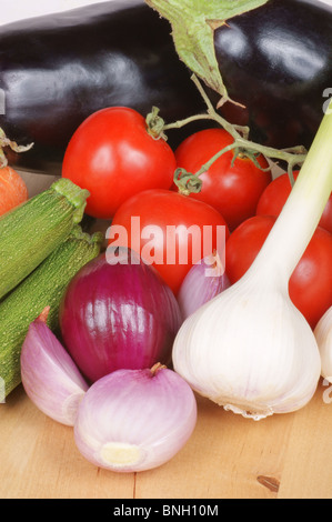 Estate, ortaggi biologici su una botte tagliere: melanzane, carote, zucchine, cipolla, scalogno, pomodoro e aglio. Foto Stock
