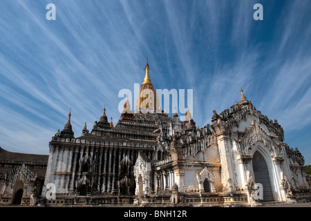 Vista del paesaggio del tempio antico città di Bagan mostrato Ananda tempio, o MYANMAR Birmania Foto Stock