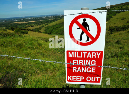 Militari di Tiro segno di avvertimento nel Dorset Regno Unito Regno Unito Foto Stock