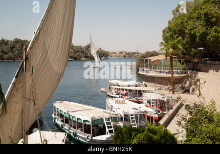 Traghetti e feluche mored sul Fiume Nilo ad Aswan, Alto Egitto Foto Stock