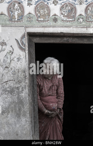 Vecchia donna in un portale, Bhaktapur, Nepal Foto Stock