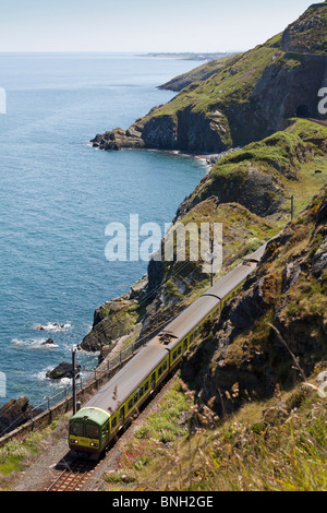 Treno DART tra testa di Bray e Greystones, Irlanda Foto Stock