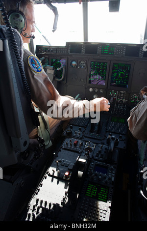 Il cockpit di un Lockheed Martin-costruito C-130J Super Hercules airlifter. Foto Stock