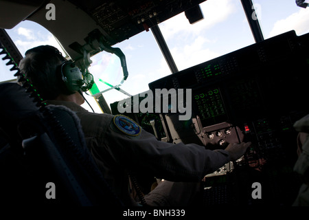 Luce verde dal Head-Up Display (HUD) nella cabina di pilotaggio di un Lockheed Martin-costruito C-130J Super Hercules airlifter. Foto Stock