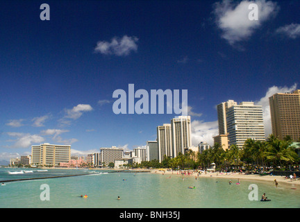 La spiaggia di Waikiki di Oahu, Hawaii ha sabbia bianca, palme, nuoto, surf e prendere il sole. Foto Stock