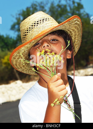 Ritratto di un giovane felice bel ragazzo profumati fiori Foto Stock