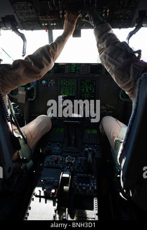 Il cockpit di un Lockheed Martin-costruito C-130J Super Hercules airlifter. Foto Stock