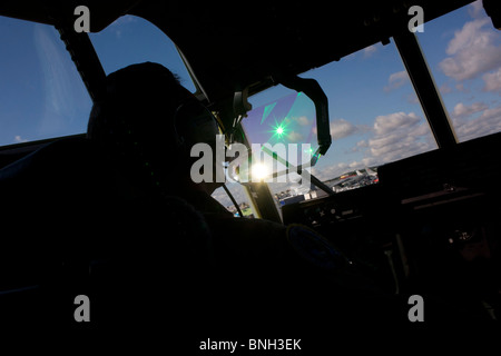 Luce verde dal Head-Up Display (HUD) nella cabina di pilotaggio di un Lockheed Martin-costruito C-130J Super Hercules airlifter. Foto Stock