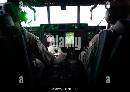 Luce verde dal Head-Up Display (HUD) nella cabina di pilotaggio di un Lockheed Martin-costruito C-130J Super Hercules airlifter. Foto Stock