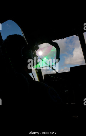 Luce verde dal Head-Up Display (HUD) nella cabina di pilotaggio di un Lockheed Martin-costruito C-130J Super Hercules airlifter. Foto Stock