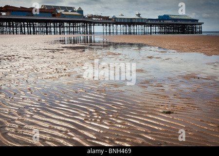 Il molo centrale visto dal Golden sands a bassa marea Foto Stock