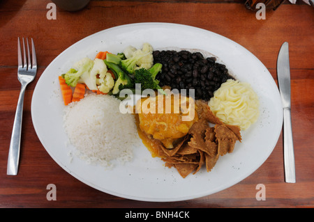 Tipico della Costa Rica, pasto comida tipica. (Carne di pollo), vegetali di riso e fagioli (Gallo pinto). Ristorante a la Fortuna Foto Stock