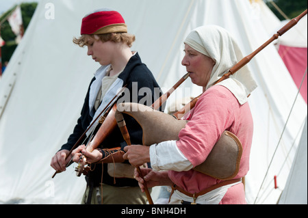 Rievocazione medievale di musicisti di suonare inttruments a vivere un evento di storia. Regno Unito Foto Stock