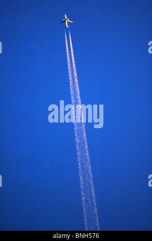 Aeroplanino contrails nel cielo, jet piano lasciando contrail Foto Stock