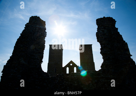 Silhouette di Reculver castello sul litorale di Kent. Due torri della chiesa di Santa Maria Foto Stock