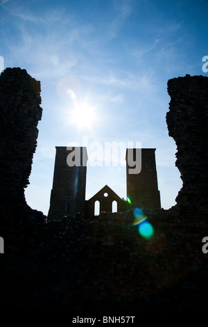 Silhouette di Reculver castello sul litorale di Kent. Due torri della chiesa di Santa Maria Foto Stock