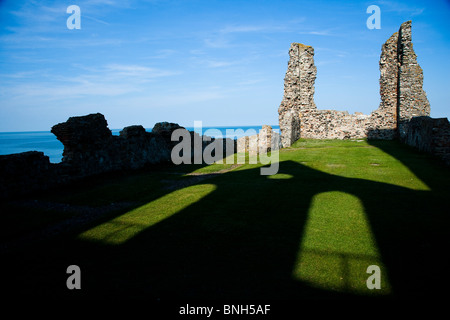 Il castello di Reculver sul litorale di Kent. Due torri della chiesa di Santa Maria Foto Stock