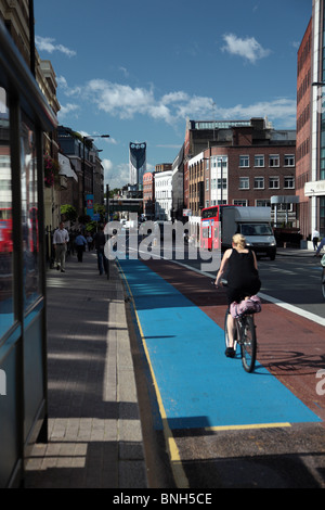 I ciclisti sulla Barclays Cycle superstrada CS7 che corre tra la città di Londra e Colliers Wood in Merton, London, SE1. Foto Stock
