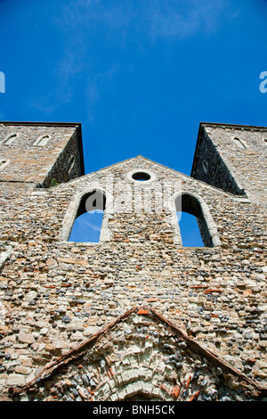 Il castello di Reculver sul litorale di Kent. Due torri della chiesa di Santa Maria Foto Stock