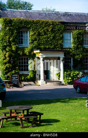 Il Traghetto Grove Inn pub di campagna nel Kent, sul fiume Stour Foto Stock