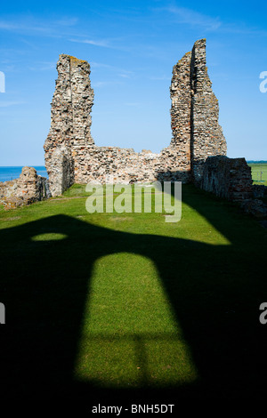 Il castello di Reculver sul litorale di Kent. Due torri della chiesa di Santa Maria Foto Stock