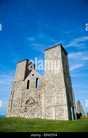 Il castello di Reculver sul litorale di Kent. Due torri della chiesa di Santa Maria Foto Stock