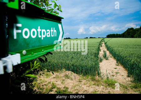 Il verde sentiero pubblico segno nella campagna di Kent Foto Stock