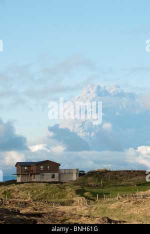 Eyjafjallajökull nube di cenere in background dell'Isola di Heimaey, Vestmannaeyjar, Islanda Foto Stock