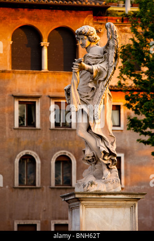 Angelo statua lungo il Ponte Sant Angelo in Roma Lazio Italia Foto Stock