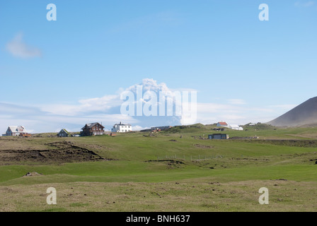 Eyjafjallajökull nube di cenere in background dell'Isola di Heimaey, Vestmannaeyjar, Islanda Foto Stock